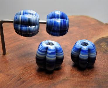 marbled ivory-blue ribbed glass bead