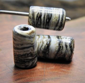 marbled ivory-black cylinder bead