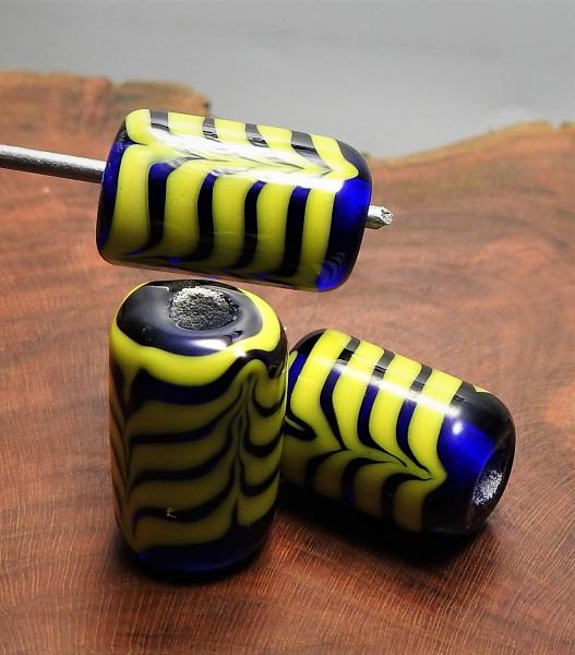 blue-yellow cylinder bead