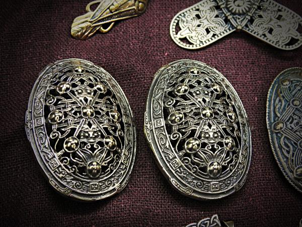 BowlBrooch Pair