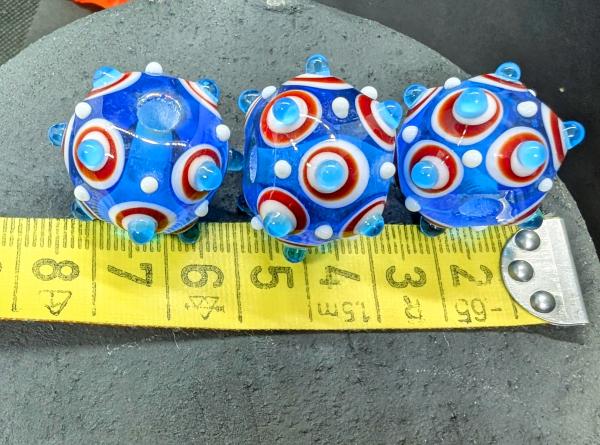 Augenperle türkis rot weiß