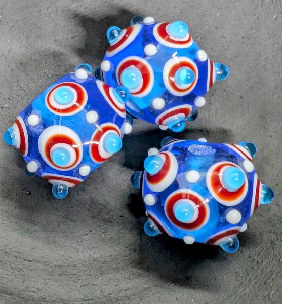 Augenperle türkis rot weiß