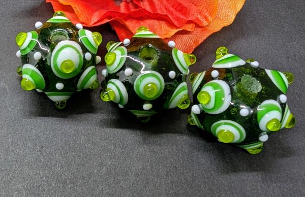 Augenperle grasgrün weiß smaragd