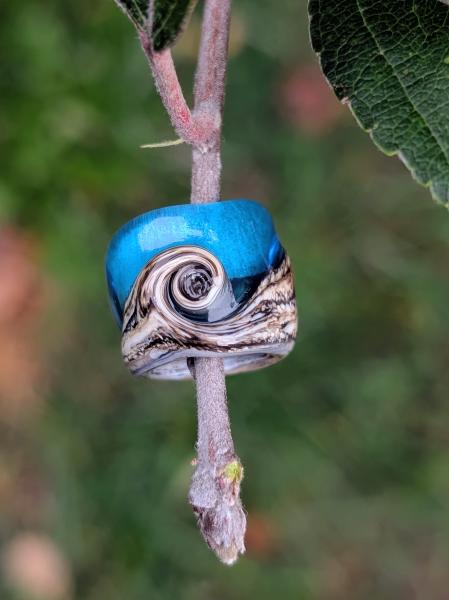 Handgefertigte Dreadperle „Meer & Strand“ – Elfenbein schwarz & Türkis